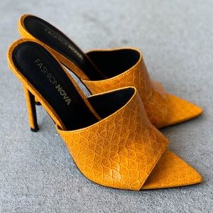 Classy yellow sandals/heels 🍋